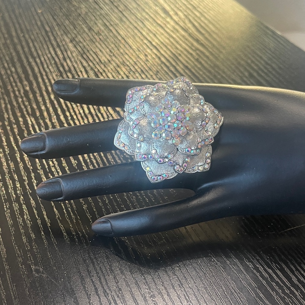 Elegant Silver Floral Statement Stretch Ring

0434